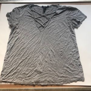 Thin, gray short-sleeved shirt, crisscrossed chest